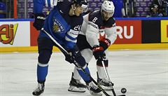 MS v hokeji 2017, Finsko vs. USA: Fin Jani Lajunen a Amerian Jacob Trouba v...