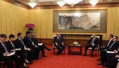 Prezident Milo Zeman (vlevo) se 14. kvtna v Pekingu seel s ruským...