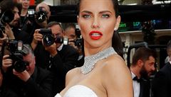 Hvzdy v Cannes: modelka Adriana Lima.