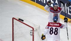 Jan Ková a David Pastrák se radují z rozhodující branky v utkání s Norskem.