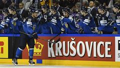 Mikko Rantanen pijímá gratulace od finských spoluhrá, vstelil úvodní branku...