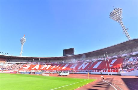 30. kolo první fotbalové ligy - Slavia vs. Brno: choreo domácích fanouk.