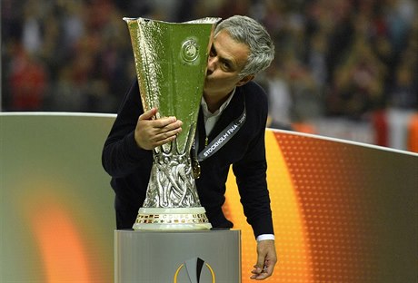 Finále Evropské ligy 2017 - Manchester United vs. Ajax: Jose Mourinho s trofejí...