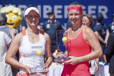 eka Barbora Krejíková a Kiki Bertensová (vpravo) po finále turnaje v...