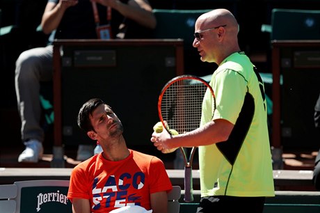 Andre Agassi a Novak Djokovi pi tréninku.