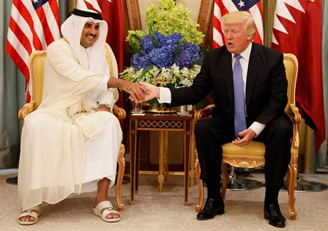Katarský emír Tamím ibn Hamad Al Sání a americký prezident Donald Trump na...