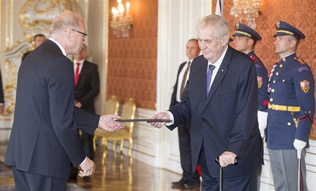 Prezident Milo Zeman (vpravo) jmenoval 24. kvtna na Praském hrad poslance...