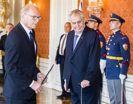 Ministr financí Ivan Bilný a prezident Milo Zeman.