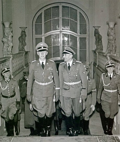 íský protektor Reinhard Heydrich (vlevo) a státní tajemník íského...
