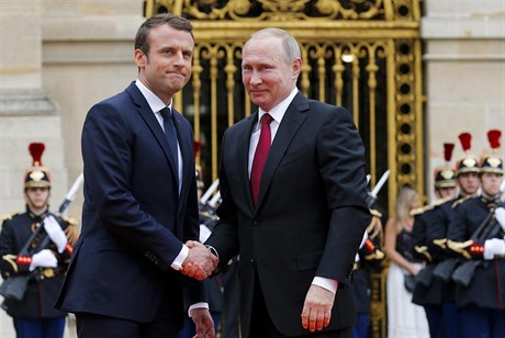 Francouzský prezident Emmanuel Macron s ruským protjkem Vladimirem Putinem.
