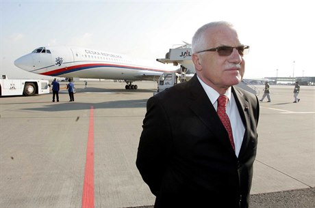 Tehdejí prezident Václav Klaus u vládního Tu-154.