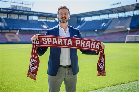 Nový trenér praské Sparty Andrea Stramaccioni pózuje na letenském stadionu.