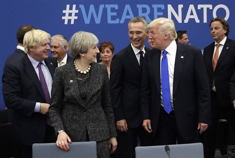 Setkání NATO. Britská premiérka Theresa Mayová se dívá na Donalda Trumpa, který...