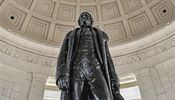 Socha Thomase Jeffersona pod kupol jeho pamtnku.