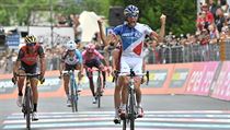 Francouz Thibaut Pinot slaví triumf ve 20. etapě Gira 2017, vlevo Ital Vincenzo... | na serveru Lidovky.cz | aktuální zprávy