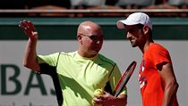 Andre Agassi a Novak Djokovi pi trninku na French Open.