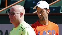 Andre Agassi a Novak Djokovi pi trninku na French Open.