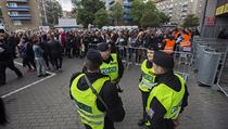 Bezpečnostní opatření policie před koncertem Depeche Mode v pražském Edenu. | na serveru Lidovky.cz | aktuální zprávy
