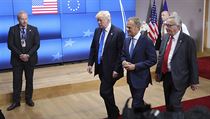 V prav sti (zleva): Donald Trump, Donald Tusk a Jean-Claude Juncker.