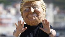 Demonstrace pi summitu G7 v Giardini Naxos - demonstrant s maskou Donalda...