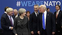 Setkn NATO. Britsk premirka Theresa Mayov se dv na Donalda Trumpa, kter...