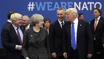 Setkání NATO. Britská premiérka Theresa Mayová se dívá na Donalda Trumpa, který... | na serveru Lidovky.cz | aktuální zprávy
