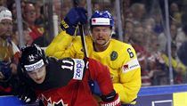 Kanaďan Travis Konecny a Švéd Anton Stralman v souboji o puk. | na serveru Lidovky.cz | aktuální zprávy