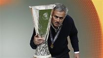 Jos Mourinho s trofej pro vtze Evropsk ligy
