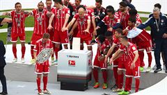 Fotbalisté Bayernu Mnichov slaví mistrovský titul.