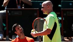 Andre Agassi a Novak Djokovi pi tréninku.