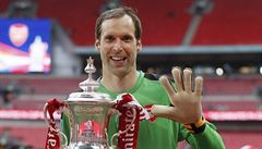 Gólman Arsenalu Petr ech se raduje s trofejí s F.A. Cupu.