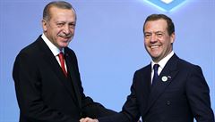 Turecký prezident Recep Tayyip Erdogan (vlevo) s ruským premiérem Dmitrijem...