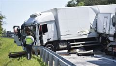 Nehoda ty kamion blokovala pravý jízdní pruh dálnice D1 ve smru na Prahu.