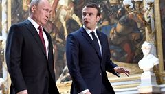 Emmanuel Macron s Vladimir Putin.