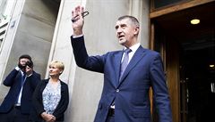 Andrej Babi eká ped budovou ministerstva financí na píjezd svého nástupce...