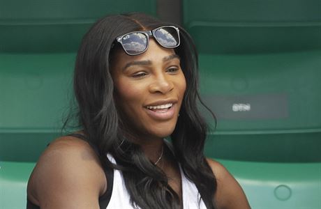 Thotn Serena Williamsov sleduje svoji sestru Venus na French Open.