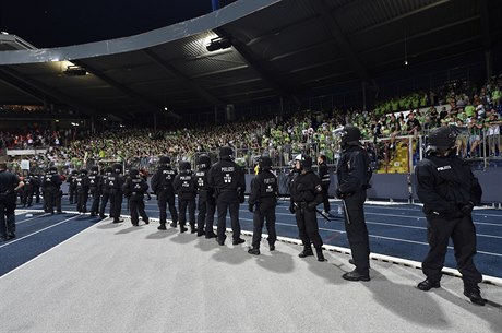 Nmecká policie na fotbale.