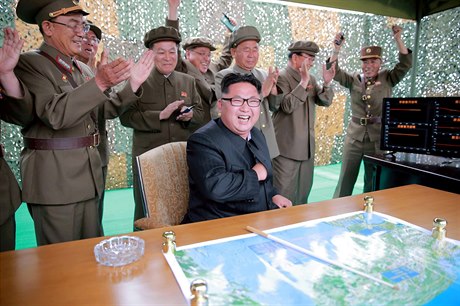 Kim ong-un bhem jednoho z test balistických stel.
