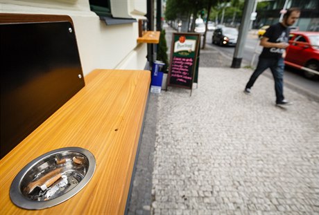 Takto vyeili venkovní popelníky v Restaurantu Tradice na praském Smíchov.