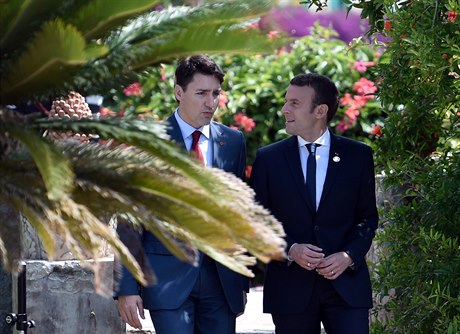 Kanadský premiér Justin Trudeau a francouzský prezident Emmanuel Macron se na...