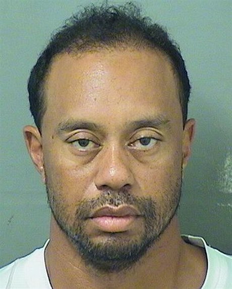 Tiger Woods po zadrení policií vypadal zbdovan. 
