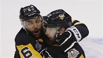 Nick Bonino (vpravo) přijímá gratulace od Trevora Daleyho. | na serveru Lidovky.cz | aktuální zprávy