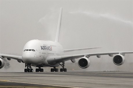 Airbus A380 v dresu Air France.