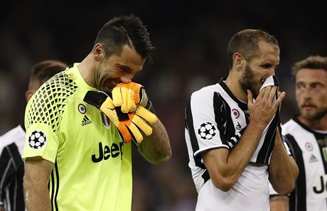 Zklamaný branká Juventusu Gianluigi Buffon.