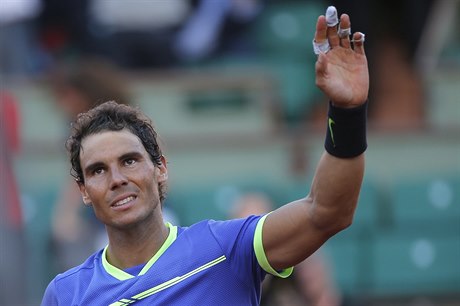 panl Rafa Nadal slaví postup do finále French Open.