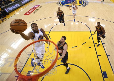 Kevin Durant skóruje bhem finálového zápasu mezi Cleveland Cavaliers a Golden...