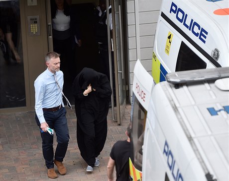 Londýnská policie oznámila, e v souvislosti se sobotním útokem zatkla 12 lidí,...