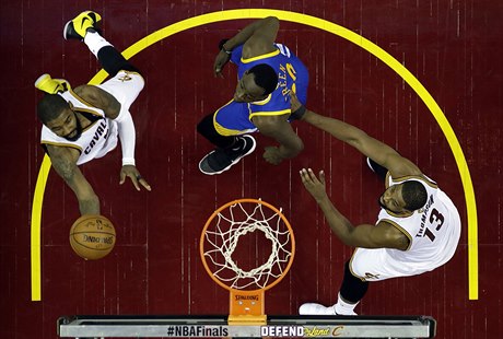 Finálový zápas NBA: Golden State Warriors proti Cleveland Cavaliers.