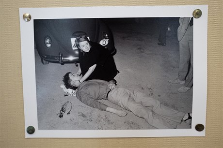 Nmecký student Benno Ohnesorg v ervnu 1967 krátce po zásahu, který mu byl...
