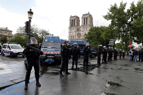 Vstupu na prostranství ped katedrálou Notre-Dame v Paíi brání tkoodnci.